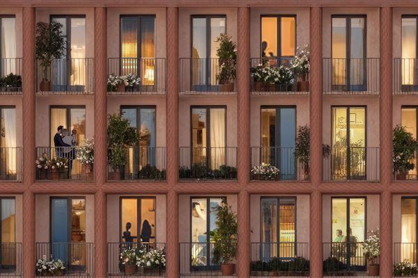 Rezidence B80, detail cihlové fasády s osázenými balkony a rozsvícenými okny