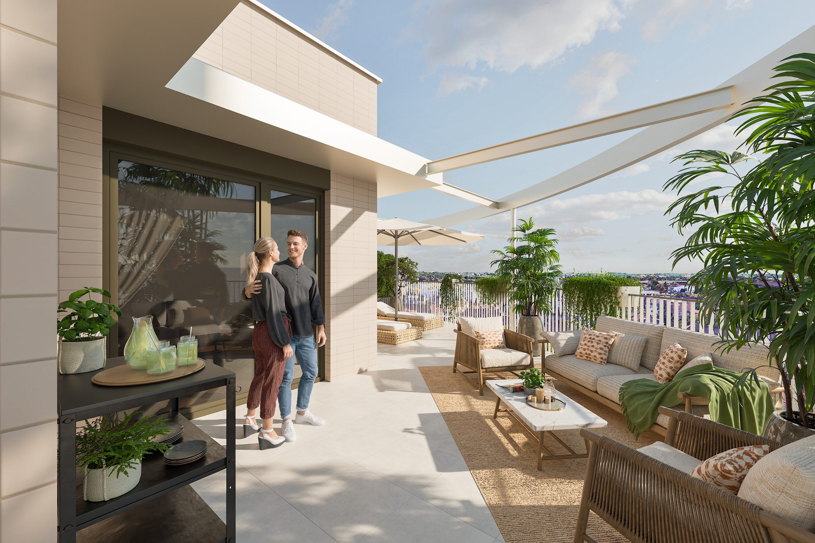Střešní terasa se stínicí markýzou, lounge sedačkou a dvojicí u prosklených dveří s výhledem na město