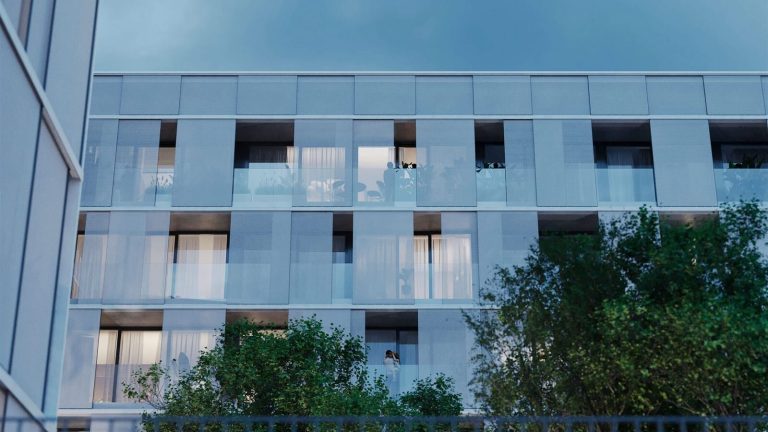 Rezidence Žižkova, prosklená fasáda se zasklenými balkony nad zelení