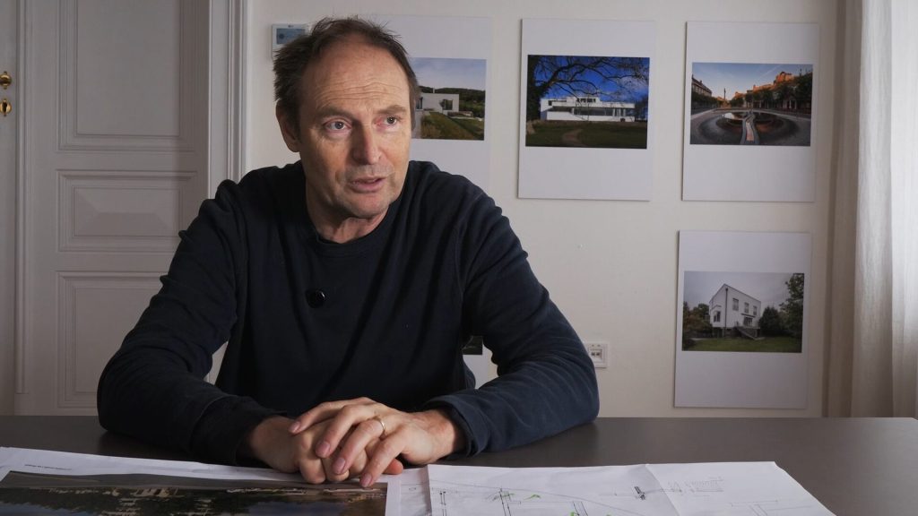 Architekt Ateliéru RAW u stolu s výkresy rezidence Zanzara
