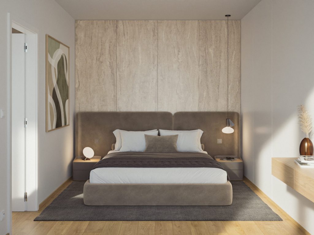 Ložnice s dvoulůžkem u stěny s travertinovým obkladem a závěsnými lampičkami
