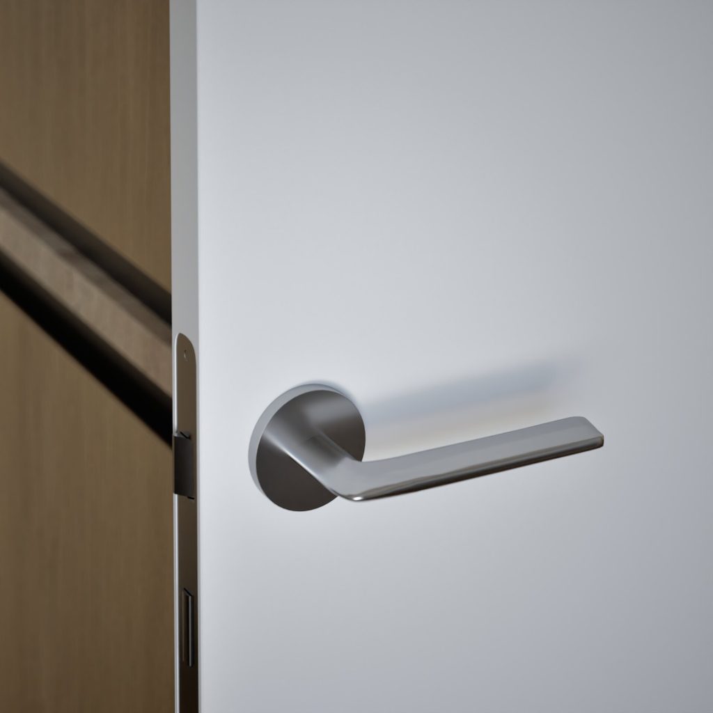 Detail kovové kliky na bílých interiérových dveřích
